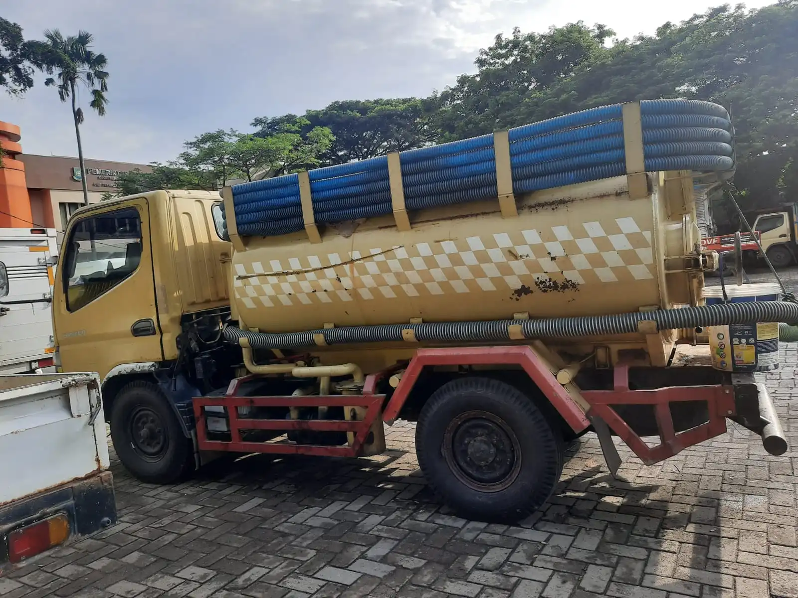Armada Sedot WC